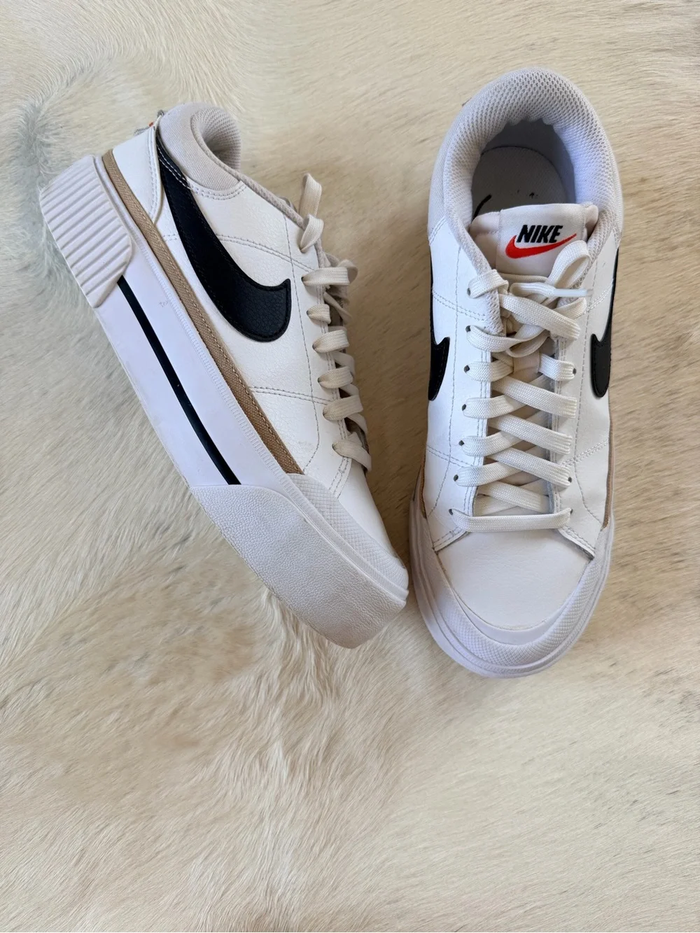 Nike WomWhite and Black Casual Leather Sneakers
